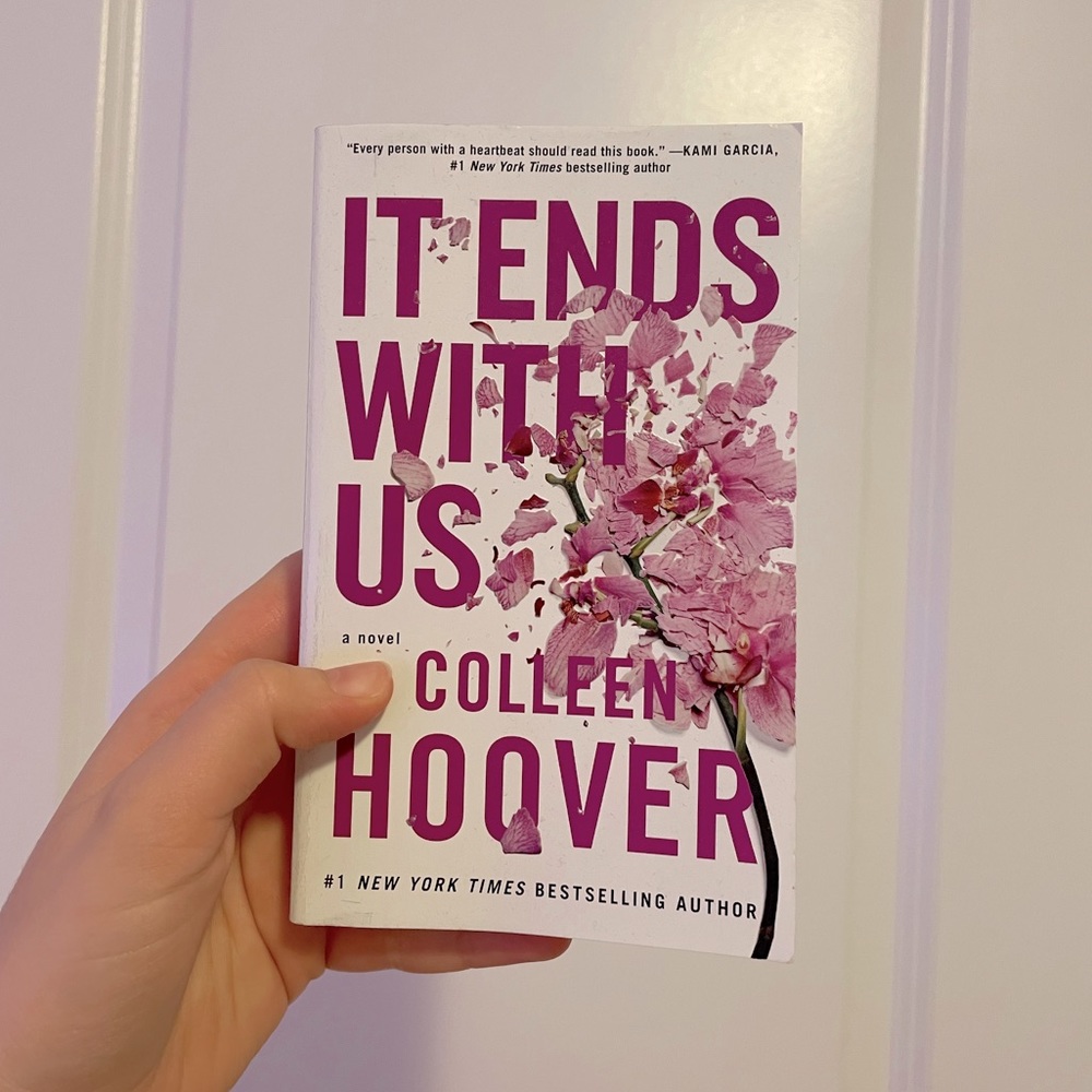 IT ENDS WITH US by Colleen Hoover (Pocket Edition)